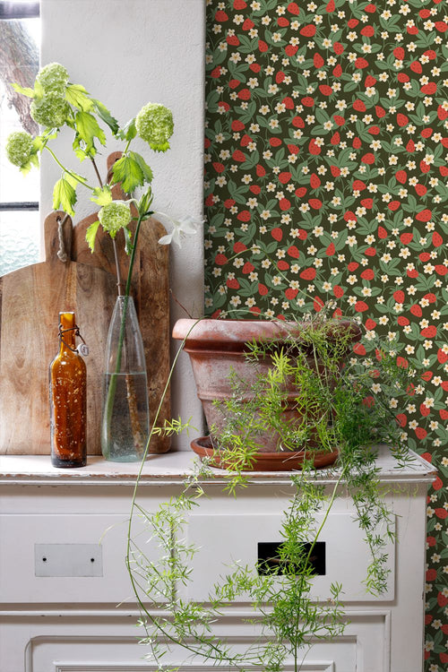 ESTAhome behang aardbeien groen en rood - 50 x 900 cm - 132168