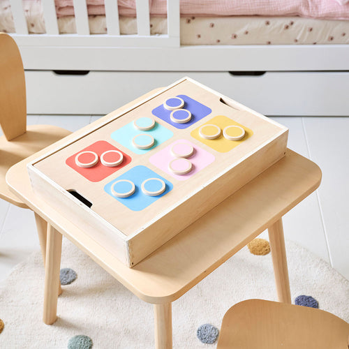 Petite Amélie Houten Sensorisch Speelbak - Met Deksel - Incl. Geheugen en Kleursorteerspel met 12 Gekleurde Houten Schijven – Meerkleurig - vtwonen shop