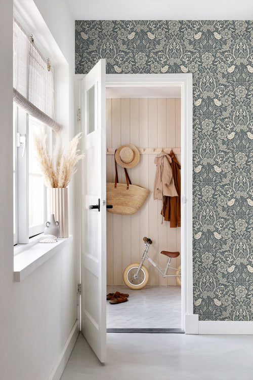 ESTAhome behang bloemen en vogels in art nouveau stijl vergrijsd donker blauw - 50 x 900 cm - 131991
