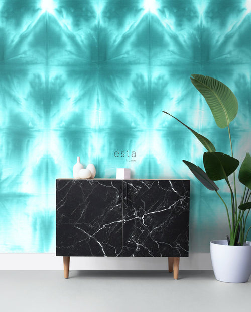 ESTAhome fotobehang wandvullend tie-dye shibori motief intens turquoise - 100 x 279 cm - 158822 - vtwonen shop