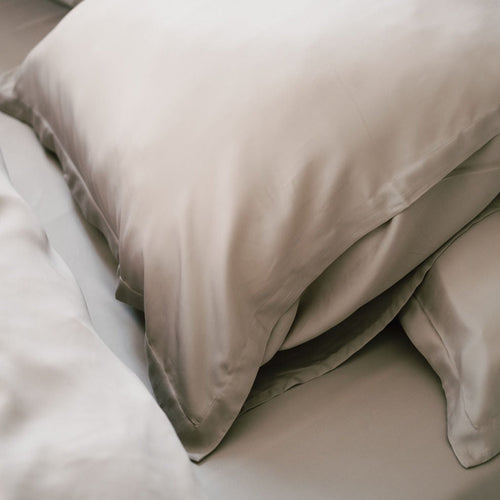 Coco & Cici - TENCEL - Sateen Kussensloop Taupe - Pre-order: 1 kussensloop 50x70 zonder volant (leverbaar 5 oktober)