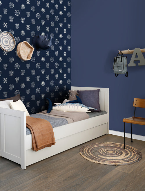 ESTAhome behang school emblemen donkerblauw - 53 cm x 10.05 m - 138826