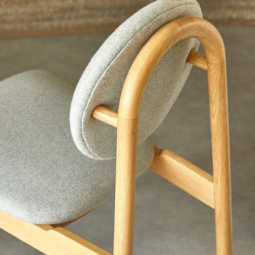 Tikamoon Stoel in massief eikenhout en grijze wollen stof - Grijs