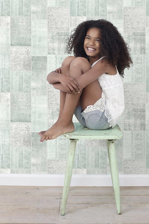ESTAhome behang Marrakech kelim patchwork tapijt vergrijsd mintgroen - 53 cm x 10.05 m - 148650