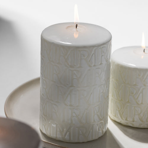 Rivièra Maison RMMonogram PillarCandle white9,5x15 - Paraffine - Wit - vtwonen shop