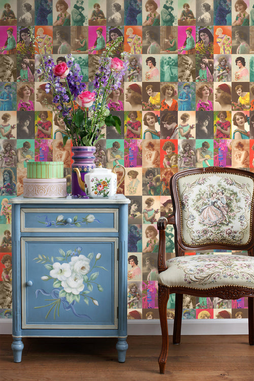 ESTAhome XXL behang vintage ansichtkaarten met vrouwengezichten meerkleurig - 50 x 900 cm - 158102