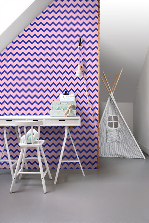 ESTAhome behang zigzag motief blauw en roze - 50 x 900 cm - 131485