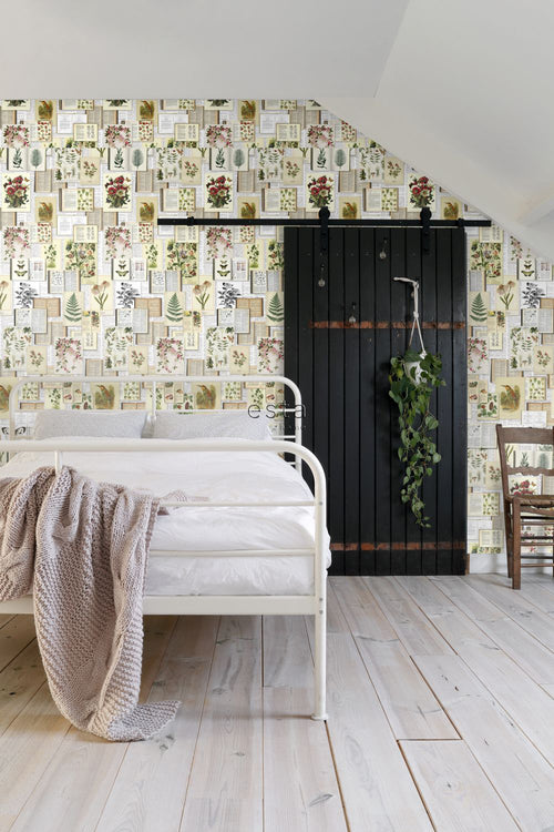 ESTAhome XXL behang bladzijden botanisch bloemen en planten boek licht crème beige, groen, bruin en okergeel - 50 x 900 cm - 158825 - vtwonen shop