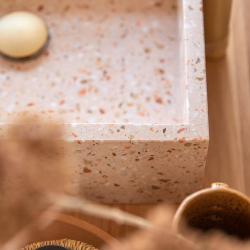 Tikamoon Vierkante waskom van roze premium terrazzo b. 40 cm - Roze