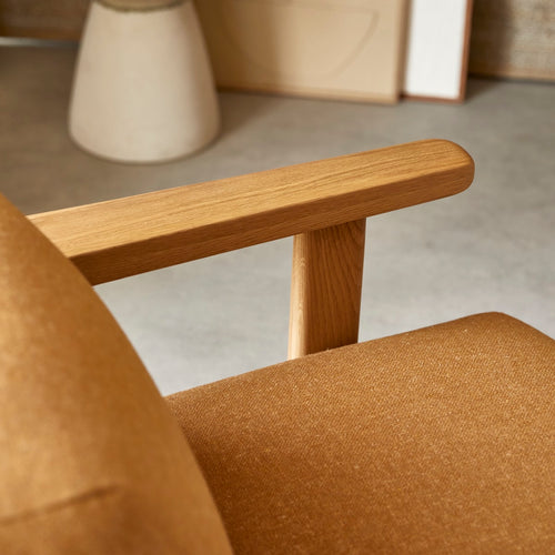 Tikamoon Fauteuil in massief eikenhout en camelbruine stof - Lichtbruin