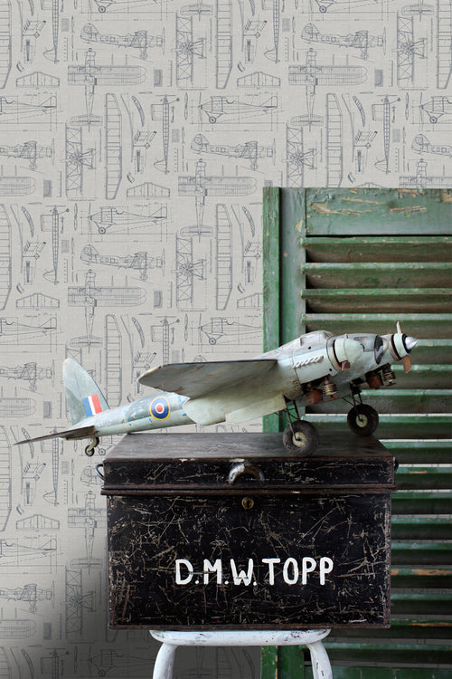 ESTAhome behang constructietekeningen van vliegtuigen taupe en grijsblauw - 53 cm x 10.05 m - 139960 - vtwonen shop