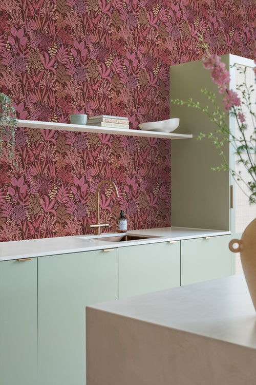 ESTAhome behang tropische bladeren en bloemen aubergine paars en roze - 50 x 900 cm - 131664 - vtwonen shop