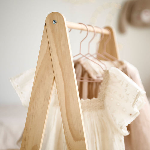 Petite Amélie Hölzernes Kleiderregal Cerise 98,50 cm - Weiß - vtwonen shop