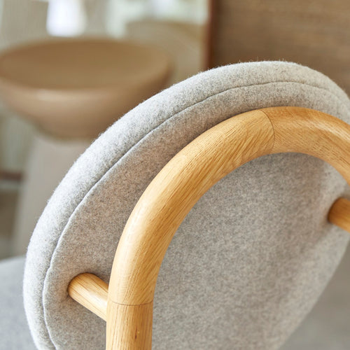 Tikamoon Stoel in massief eikenhout en grijze wollen stof - Grijs