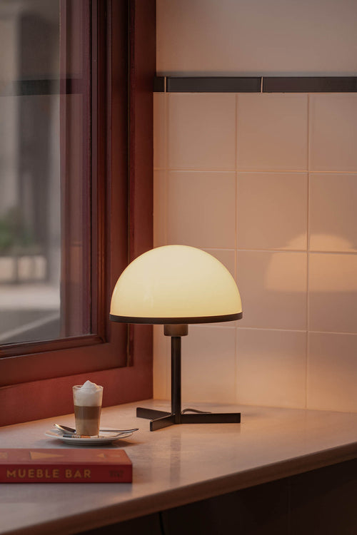 Faro Dome Dome tafellamp 23 cm, satijnzwart, glanzend witte kap, E27 fitting.
