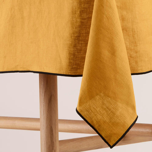 Madura Rechthoekig tafelkleed Carlina oker en zwarte hommel 170x320 cm