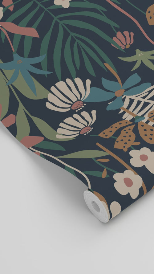 ESTAhome behang tropische bladeren en bloemen donkerblauw en meerkleurig - 50 x 900 cm - 130999 - vtwonen shop