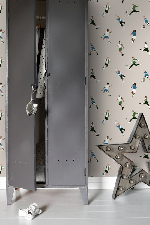 ESTAhome behang voetbalspelers beige en groen - 50 x 900 cm - 131557 - vtwonen shop