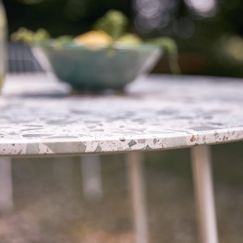 Tikamoon Ronde tuintafel van groen premium terrazzo en metaal voor 4 personen - Groen - vtwonen shop