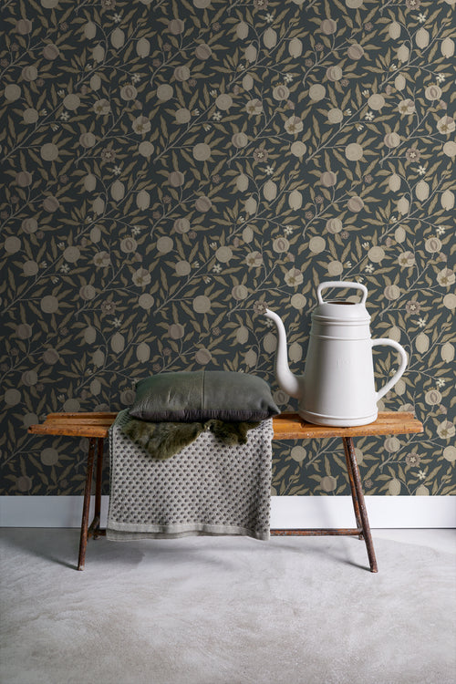 ESTAhome behang exotisch fruit en bladeren donkerblauw en taupe - 50 x 900 cm - 131173 - vtwonen shop