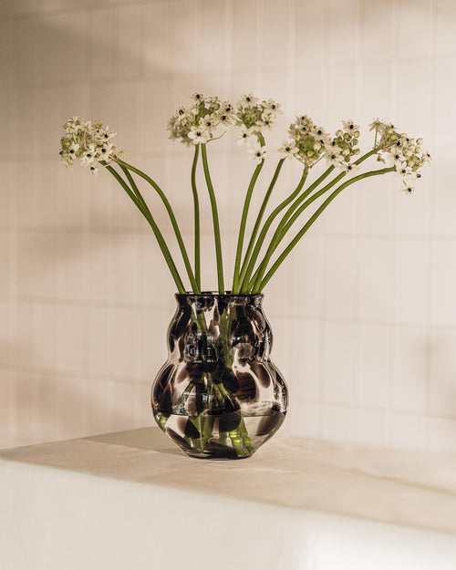 noo.ma Dam handgeblazen glazen vaas - White Spots, 25,5 x 25,5 x 27 cm