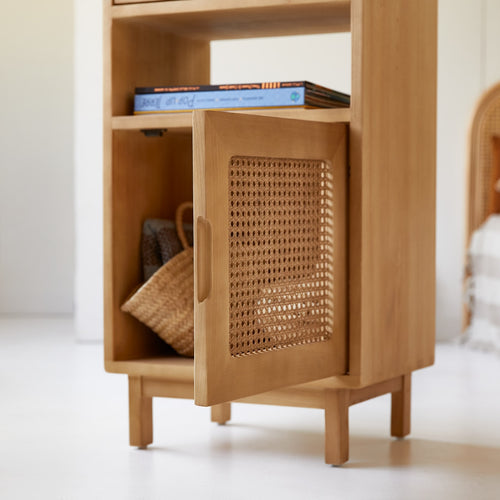 Tikamoon Lage boekenkast van massief iepenhout en vlechtwerk - Naturel