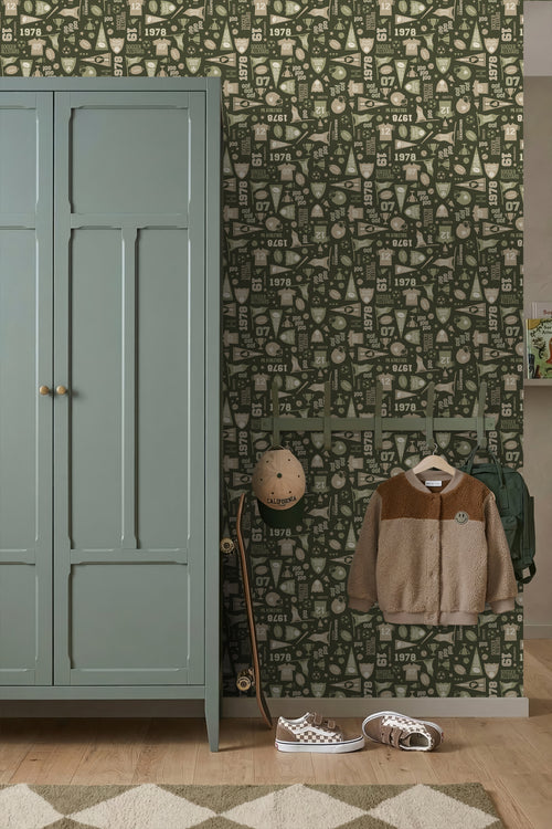 ESTAhome behang sportthema groen en beige - 50 x 900 cm - 131946