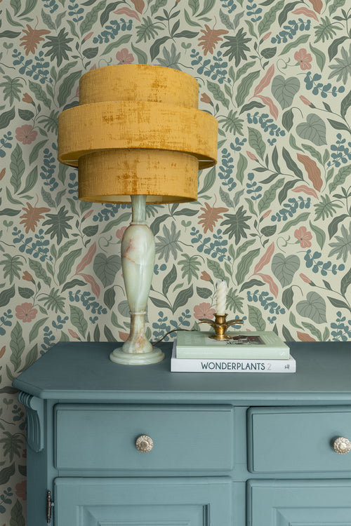 ESTAhome behang bladeren en bloemen donkergroen, blauw en roze - 50 x 900 cm - 131053 - vtwonen shop