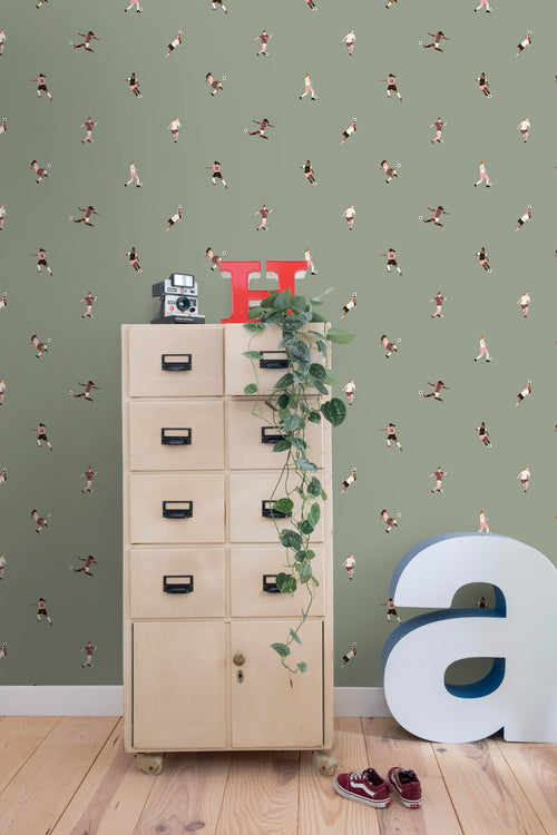 ESTAhome behang voetbalspeelsters vergrijsd groen - 50 x 900 cm - 131281 - vtwonen shop