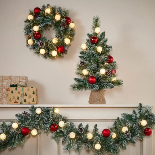 Black Box Trees Kaprun Kunstkerstboom in Jute - Kunst Kerstboom H60 x Ø39 cm - Sneeuw en Versiering - Groen, Rood, Frosted