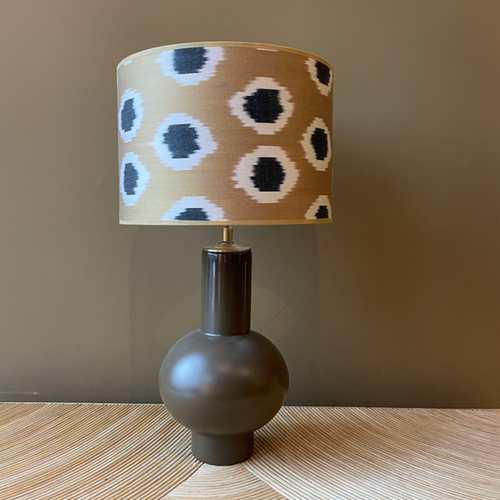 Madame Garage Tafellamp Chocolate Glass Ball met Golden Dots Silk Ikat Lampenkap - vtwonen shop