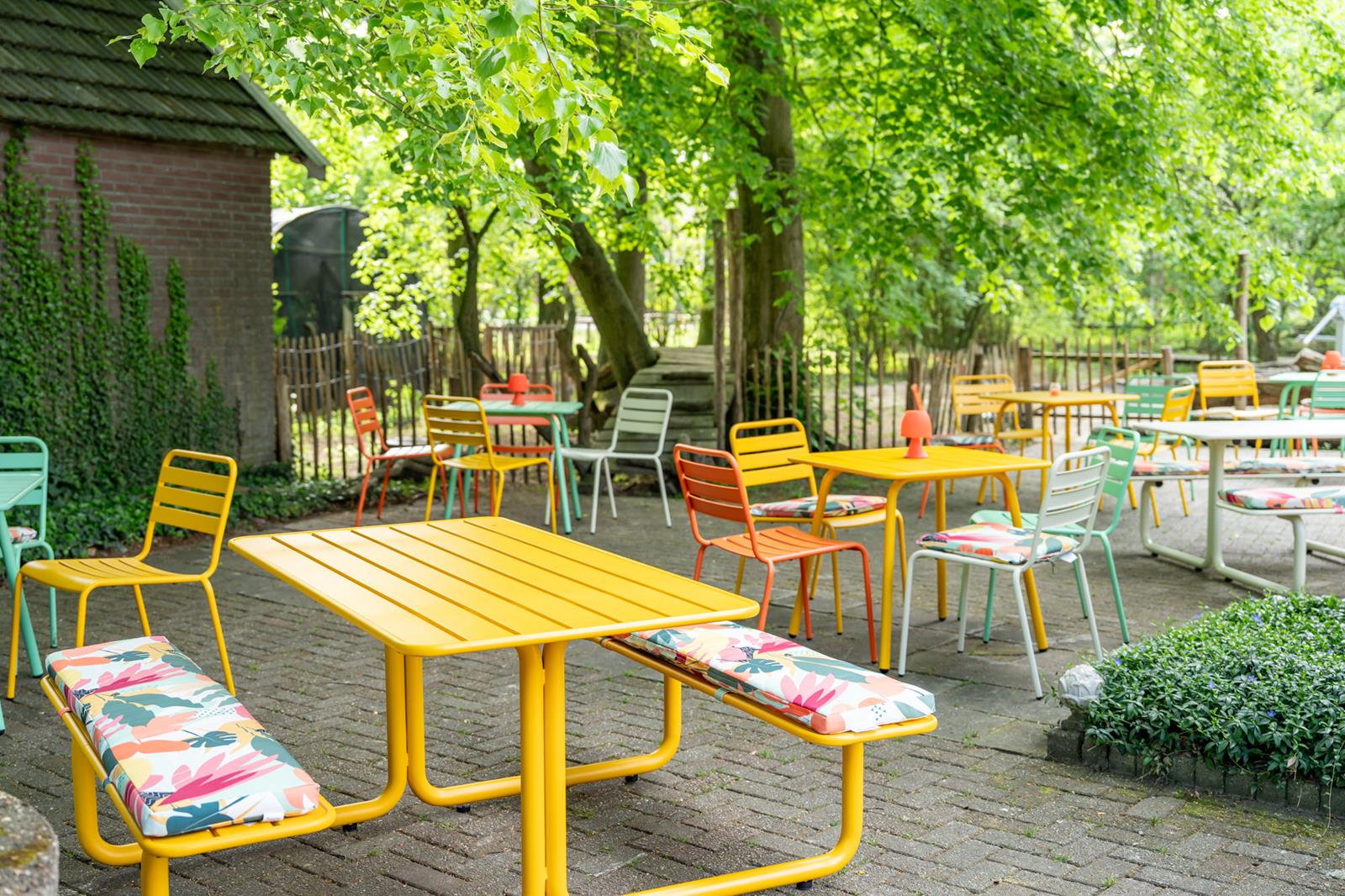 『 Yellow Leopard fam 』by Zuberi 60*60cm MaximaVida metalen picknicktafel Max okergeel - 150 cm – vtwonen shop