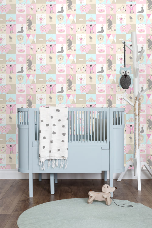 ESTAhome behang circus figuren licht roze, lichtblauw en beige - 53 cm x 10.05 m - 138711