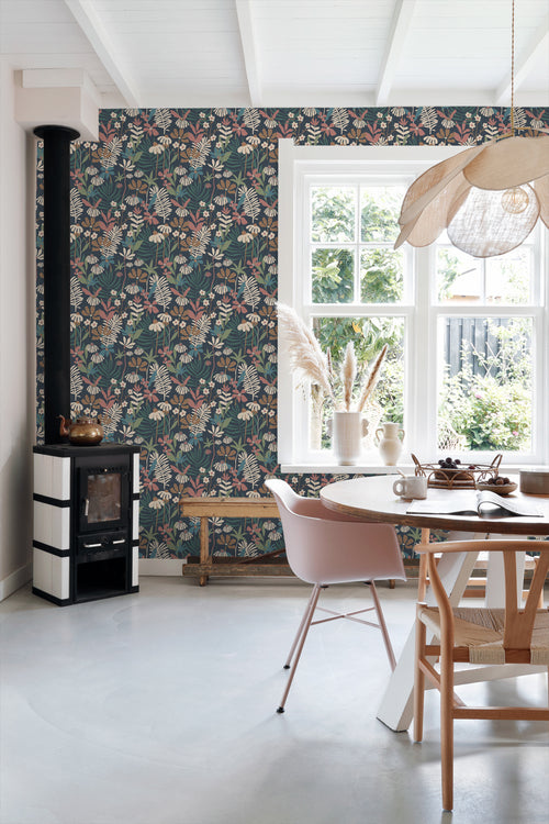 ESTAhome behang tropische bladeren en bloemen donkerblauw en meerkleurig - 50 x 900 cm - 130999 - vtwonen shop