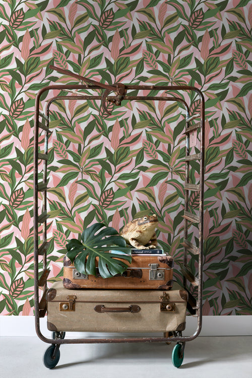 ESTAhome behang tropische bladeren groen en roze - 50 x 900 cm - 131041 - vtwonen shop