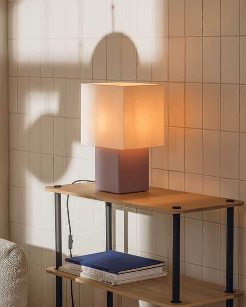 noo.ma Zam geometrische tafellamp - Pale Violet, hout en textiel