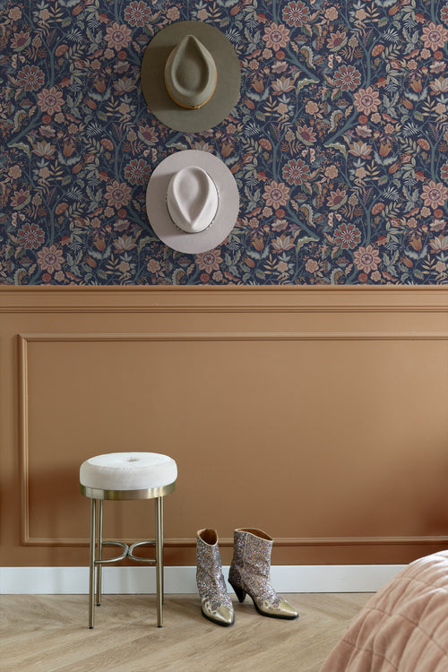 ESTAhome behang vintage bloemen donkerblauw en terracotta bruin - 50 x 900 cm - 131335 - vtwonen shop