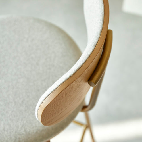 Tikamoon Barstoel in licht massief eikenhout, grijze stof en metaal - Brons