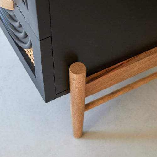 Tikamoon Nachtkastje van massief mangohout en rotan - Zwart - vtwonen shop