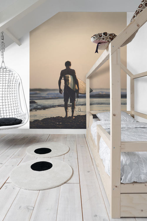 ESTAhome fotobehang surfer met surfplank avondrood, blauw en zwart - 186 x 279 cm - 158847 - vtwonen shop
