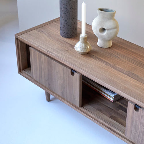 Tikamoon Massief notenhouten tv-meubel 140 cm - Donkerbruin - vtwonen shop