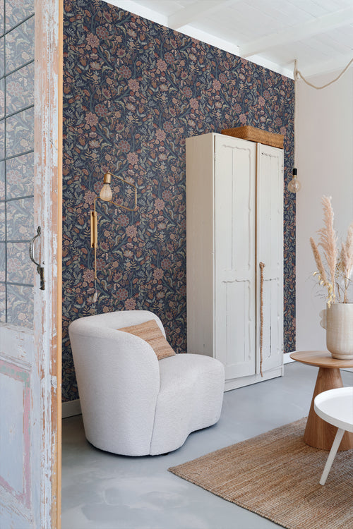 ESTAhome behang vintage bloemen donkerblauw en terracotta bruin - 50 x 900 cm - 131335 - vtwonen shop