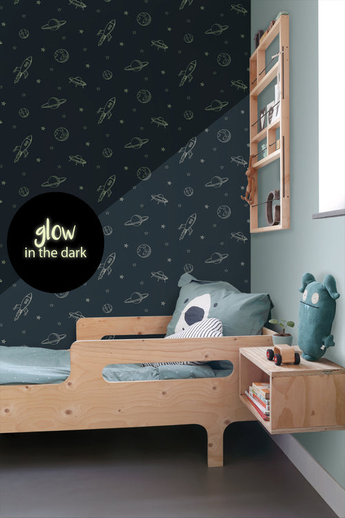 ESTAhome glow-in-the-dark behang planeten in de ruimte donkerblauw - 0.53 x 10.05 m - 139761 - vtwonen shop