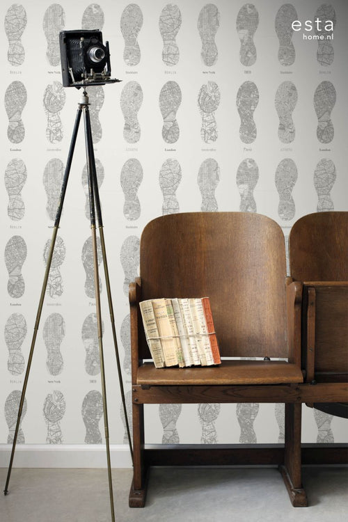 ESTAhome behang stadskaarten in vorm van schoenzolen donker beige - 53 cm x 10.05 m - 128819
