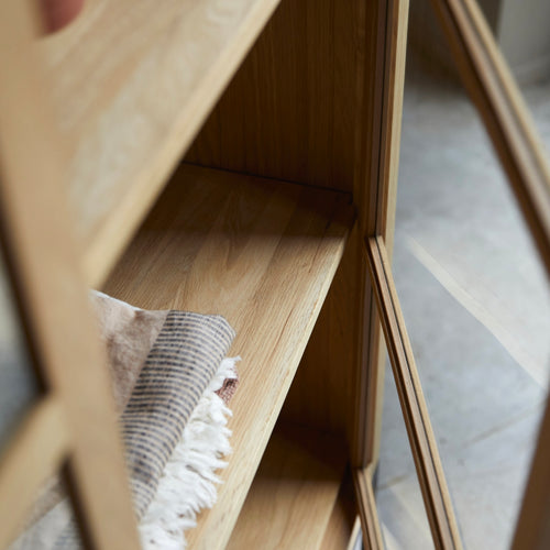 Tikamoon Hoge vitrinekast van massief eikenhout - Naturel - vtwonen shop