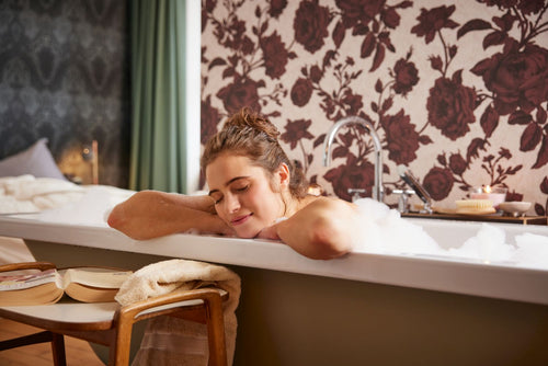 Livingwalls behang bloemmotief rood, roze en zwart - 53 cm x 10.05 m - AS-387004 - vtwonen shop