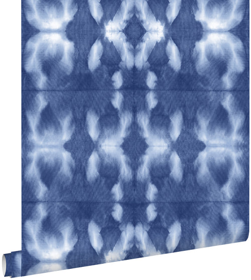 ESTAhome behang tie-dye shibori motief jeans indigoblauw - 53 cm x 10,05 m - 148685 - vtwonen shop