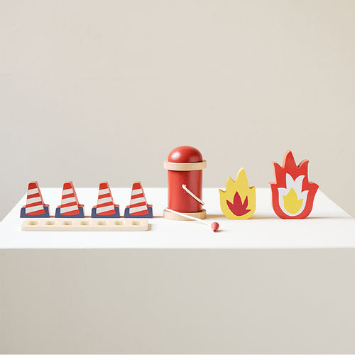 Petite Amélie Brandweerauto Pompier – Incl. 7 accessoires & 2 houten poppen – 360° draaibare kraan – Kofferbak met opbergruimte & klep - vtwonen shop