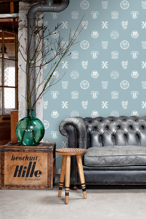 ESTAhome behang school emblemen licht vintage blauw - 53 cm x 10.05 m - 128803