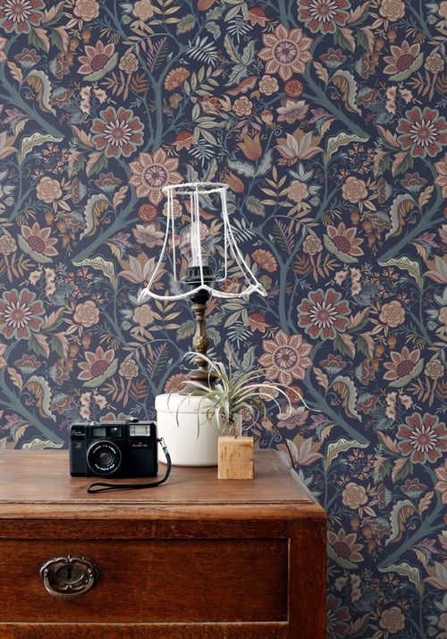 ESTAhome behang vintage bloemen donkerblauw en terracotta bruin - 53 cm x 10.05 m - 131335